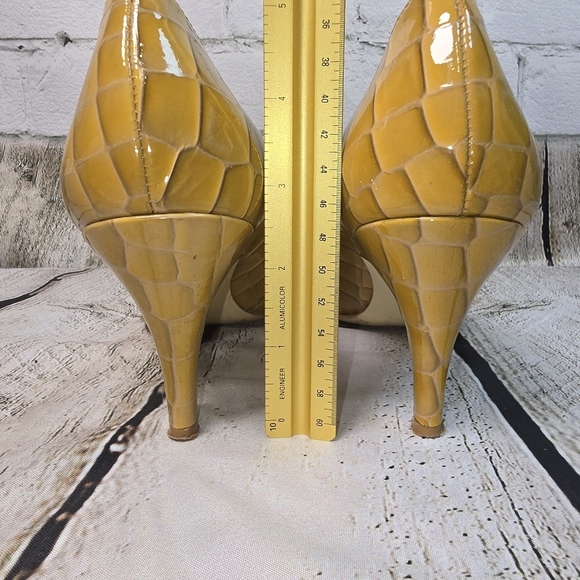 BCBGirls Yellow Croc-Embossed Heels Sophisticated Classy Womens 7.5 - Picture 5 of 7